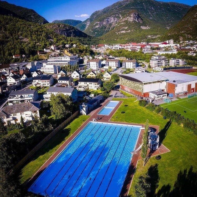 Øvre Årdal friluftsbad – badeanlegg og aktivitetar i Årdal, nær overnatting i Ofredalen