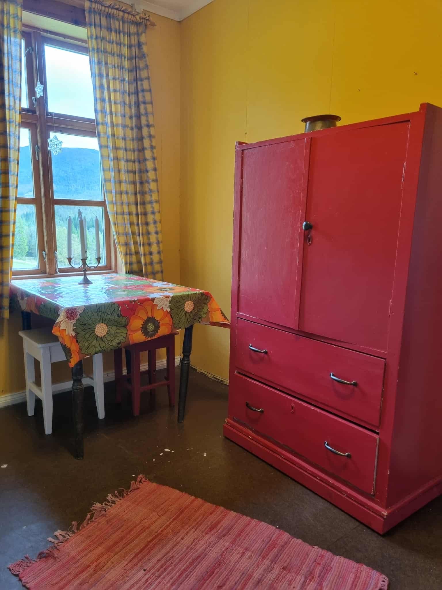 Innreiing Kårdelen – tradisjonell gårdsovernatting i Ofredalen, farm accommodation Årdal Norway