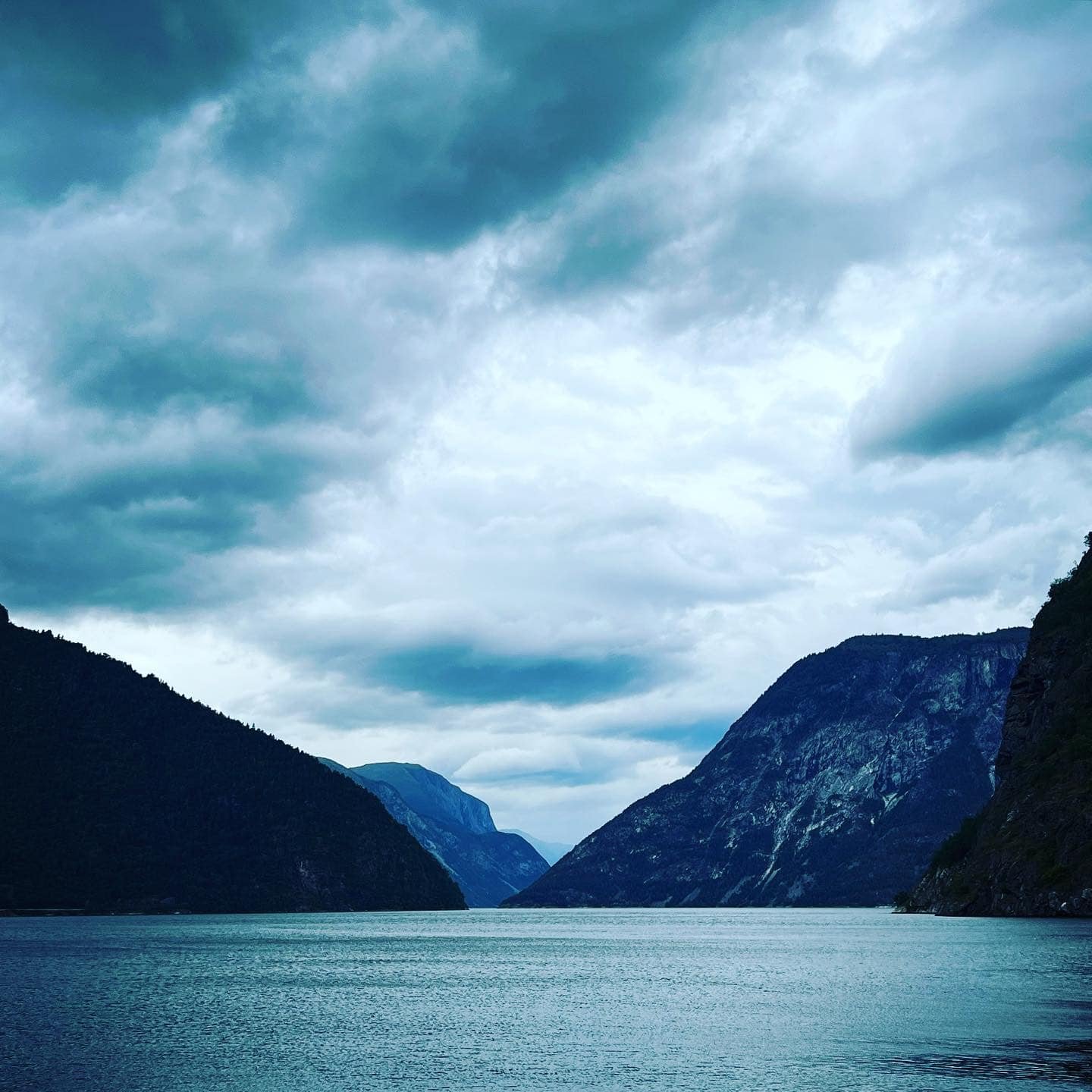 Sognefjorden – fjordopplevingar og kajakk nær Skogli Gard overnatting i Årdal og Ofredalen